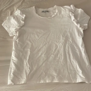 Zara  - Zara top som passar med nästan allt den är jättefin nu till sommaren❤️kontakta vid frågor❤️