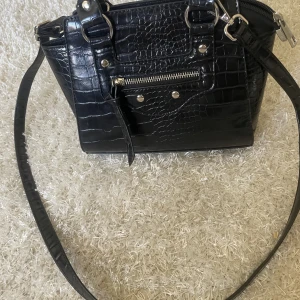 Svart handväska - Väskan är köpt från shein för 130 kr, säljer då jag knappt använt den! 