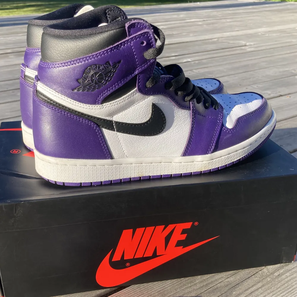 Nästan helt oanvända jordan 1 court purple. Köpta på sneakershyllan i Göteborg. Säljer på grund av att jag inte använder dem.  Köpta för 4000. Skor.