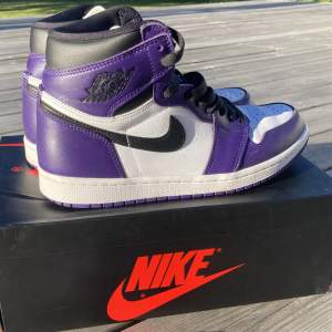 Nästan helt oanvända jordan 1 court purple. Köpta på sneakershyllan i Göteborg. Säljer på grund av att jag inte använder dem.  Köpta för 4000
