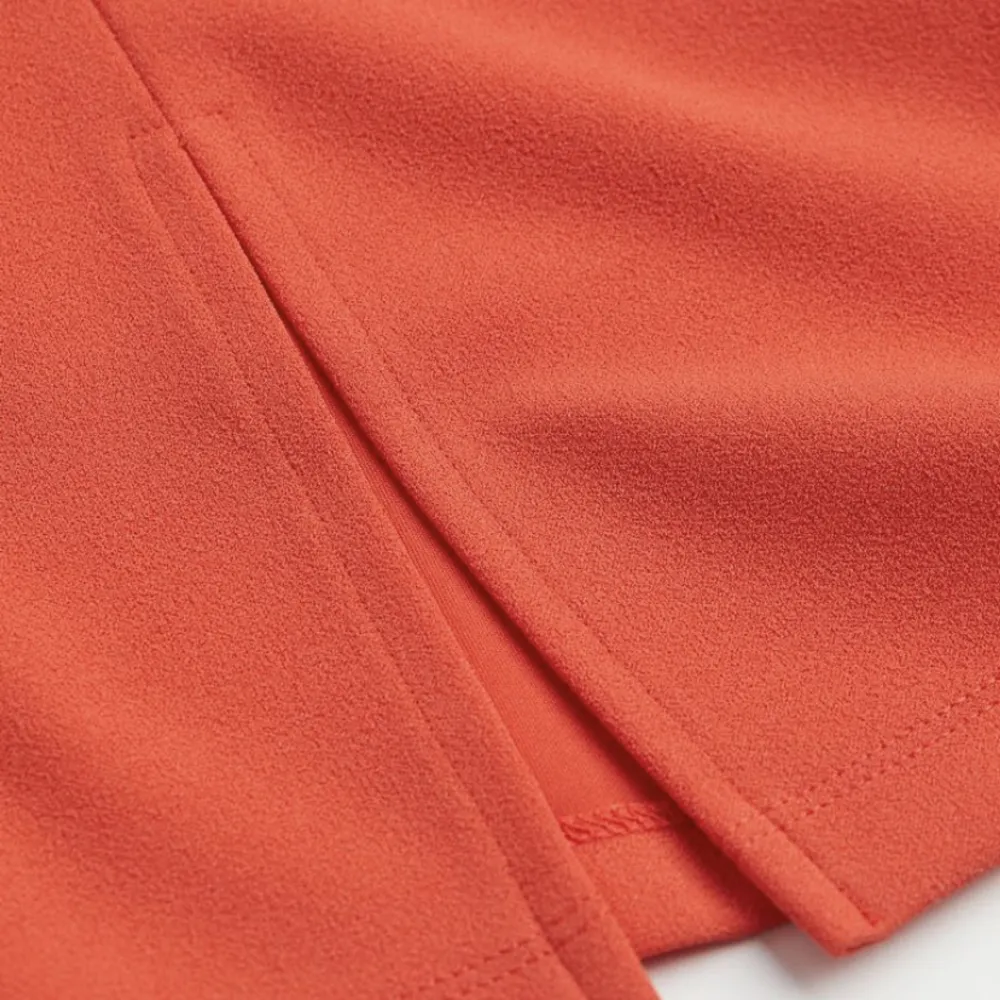 Helt ny och oanvänd klänning från H&M, orange-röd, liten slits på sidan.. Klänningar.