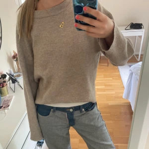 Beige stickad tröja - Snygg stickad tröja från Hm. Säljs i befintligt skick. 100kr+39kr frakt💜