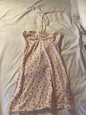 Sommarklänning - Säljer denna fina sommarklänning (i strl S från Forever 21), skriv om ni är intresserade 🥰(Fri frakt)
