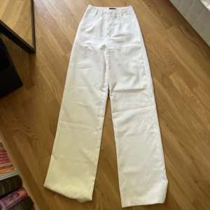 Vita kostymbyxor  - Säljer dessa vita kostymbyxor (sista bilden är samma modell fast i beige så man ser modellen) 🤍 Jag är 170 cm och dem är för långa för mig. Passar nog någon som är runt 175-180cm lång