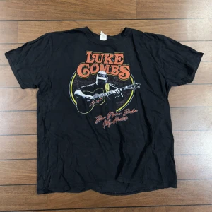 Luke Gombs T-shirt  - Snygg vintage T-shirt i storlek XL! Bara att skriva om du undrar över något🙏