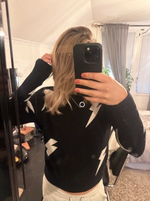 Tröja - Säljer den här söta tröjan från shein då den intr kommer till användning längre.