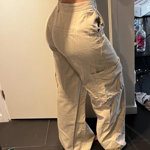 Cargobyxor Zara - Cargobyxor från Zara, något slitna nedtill då det är ganska långa (jag är 171 cm)