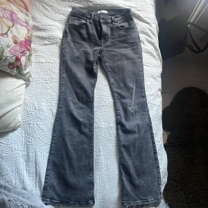 Low bootcut jeans - Low bootcut jeans från Gina,  använda typ 1 gång så i nyskick💕
