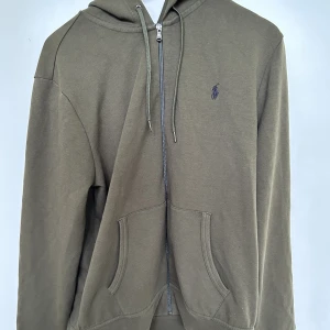 Polo Ralph Lauren tröja - Säljer då jag aldrig använder den. Fick den i present och har använt den bara en gång. Original pris: 1899kr, mitt pris: 900