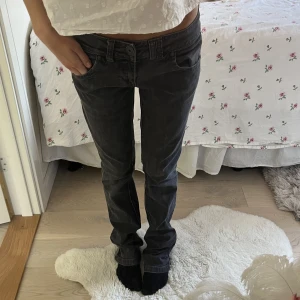 Lågmidjade jeans - Mörkgråa lågmidjade jeans från only, aldrig använda då de är för långa🥲Nypris 800kr