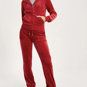 Juicy couture  - Säljer mitt röda juicy set då det ej kommer till användning längre. det är i bra skick. Det är i strl xxs men de passar även xs. skriv privat för bilder eller frågor