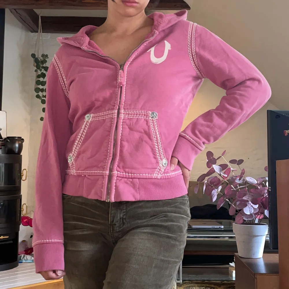 hoodie från true religion!! barnstrl så ganska kort i ärmarna, jag på bilden är 150 cm💘 skulle säga att den e typ en strl XS i damstorlek. Hoodies.