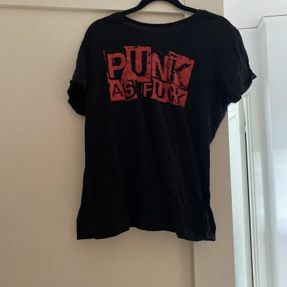 Skön punk t-shirt, det står XL men den har krympt så den är nog mer som i storlek M. T-shirts.