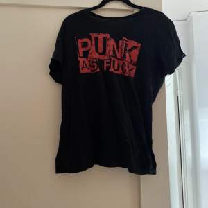 Skön punk t-shirt, det står XL men den har krympt så den är nog mer som i storlek M