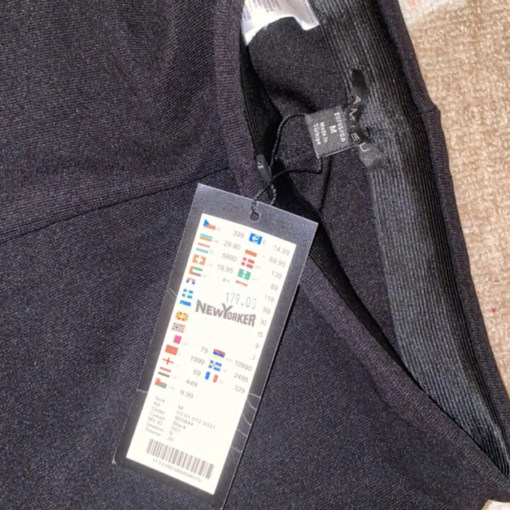 Säljer ett par jätte fina kostym byxor med slits från new yorker Oanvända . Jeans & Byxor.