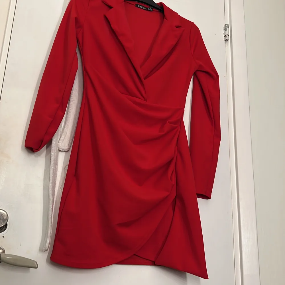 Väldigt fin röd klänning. Aldrig använd då den är lite för kort för mig som är 175cm. Väldigt fin passform.. Klänningar.