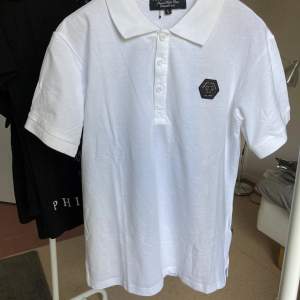 Philipp Plein vit polo.  Otroligt snygg polo från philipp plein av högsta kvalitet med riktigt fina rhinestones. En riktigt exklusiv tröjja alla bara måste ha! 