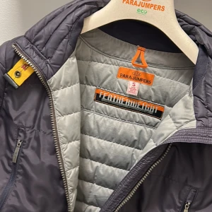 Parajumper Gloria - Jätte fint skick, inget slitage. Använd vi fåtal tillfällen. Finns upplagd på fler sidor   Först till kvarn! Frakt tillkommer  Pris kan diskuteras vid snabb affär 