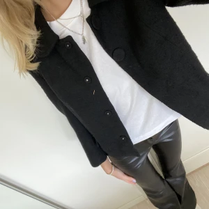 Trekvartsärmad jacka  - Såå snygg trekvartsärmad jacka från h&m som nästan aldrig kommit till användning❤️