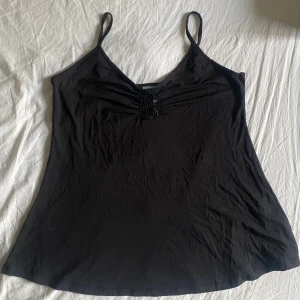 Topp - Svart linne med paljetter 