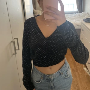 Långärmad topp med stenar  - Svart långärmad partytopp i sammetsmaterial med silvriga stenar på. Snygg till fest!