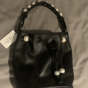 Väska - Snygg väska med snygga detaljer ifrån nelly. 