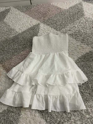 Fin strand klänning  - Jätte fin vit strand/sommar klänning från shein, säljer den då den är lite stor för mig upptill Storlek 38/M 