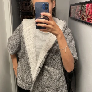 Mysig kofta/jacka - Denna brukade jag slänga över en tunn dunjacka eller stickad tröja💞 jag är en S och den är oversized på mig💗💗dock barnstorlek som ni ser på sista bilden!