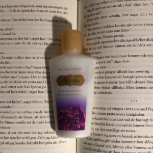 Victorias secret bodylotion☆ - Liten Love spell bodylotion från Victorias secret☆nästan helt oanvänd cirka, 90% kvar☆tryck inte på köp nu!!!