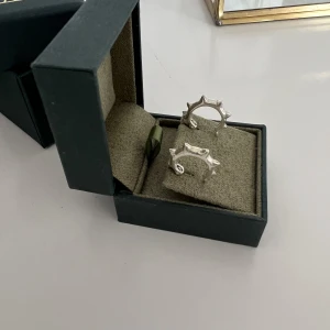 Maria Nilsdotter örhängen!!! - Säljer dessa ass coola örhängen i modellen mini spook från Maria Nilsdotter!! Nästintill oanvända!! 900kr för en och 1800kr för båda💘