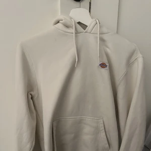 Dickies hoodie - Jättefin hoodie som knappt år använd. Perfekt inför hösten och vintern 