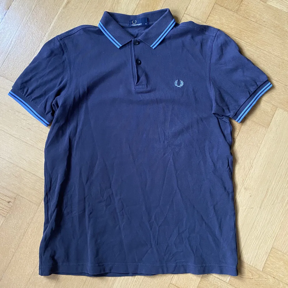 Nice polo shirt of Fred Perry, needs some ironing but apart from that in good condition!. Skjortor.