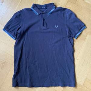 Nice polo shirt of Fred Perry, needs some ironing but apart from that in good condition!