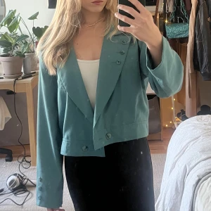 Jacka - Sååå snygg jacka! Supertrendig modell i en kortare kavaj-modell😍 Färgen gör jackan unik och kan göra en hel outfit💕