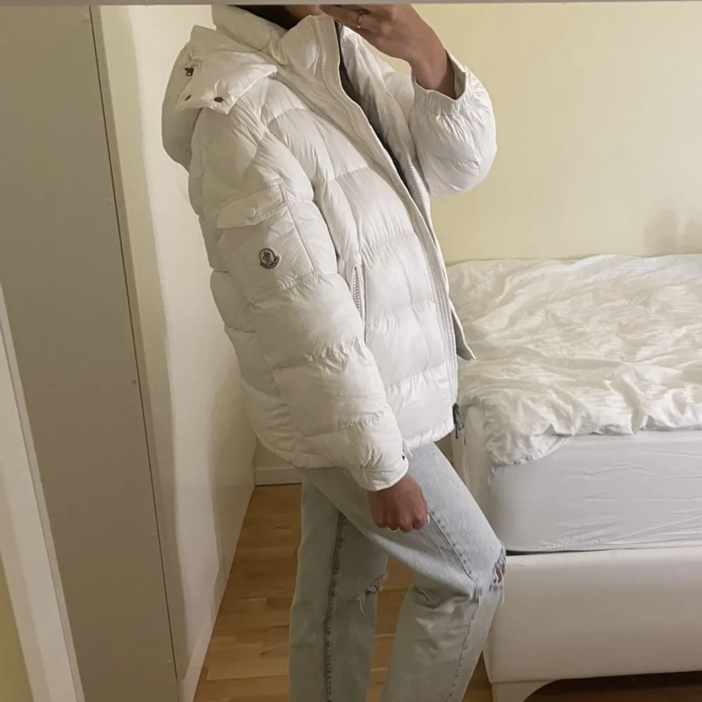 Vit moncler jacka i modellen maya. Endast seriösa köpare. Jackan är äkta och det är bara att skriva för fler bilder. Aldrig använd då den är för kort i armarna och jag inte sparat kvittot för att lämna tillbaka. . Jackor.