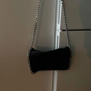 Tiamo Väska!! - Använd fåtal gånger! Superfräsch och najs väska för te.x skola 😍😍 Axellänk 105 cm. Längd 28 cm, höjd 18 cm, bredd 5cm  