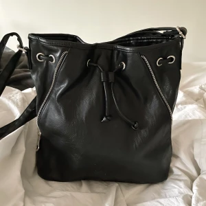 Svart väska - Superfin väska! Vet ej vart den är ifrån. Fint skick.