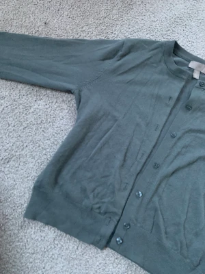 Grön/blå kofta - Jättefin och trendig kofta som tyvär rinte kommer till användning längre. I en jättefin blå/grön färg. Nypris 179 kr🩷🩷