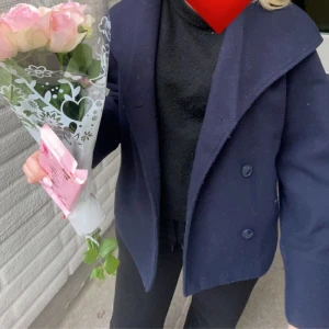 Kappa - Säljer min jätte fina kappa från barnavdelningen på gina tricot🩷 Storlek 164/170 och passar mig som har XS/S, färgen navy. Knappt använd