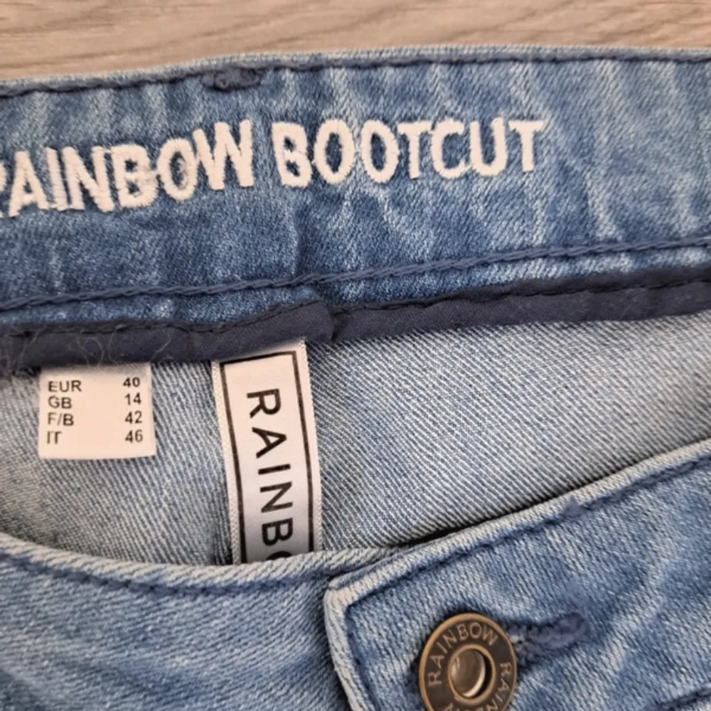 hej! säljer mina superfina jeans köpta second hand eftersom de inte passade 🩷 modellen är bootcut med låg midja, jättefin ljusblå färg! hör av dig om du vill ha fler bilder/ mått! . Jeans & Byxor.