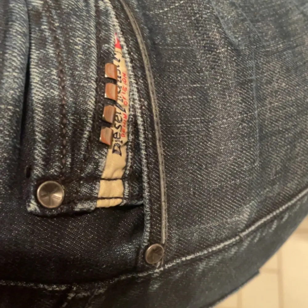Ett par snygga lågmidjade bootcut jeans💕är lite långa på mig som 166. Jeans & Byxor.