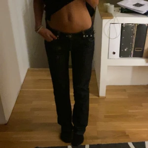 Lågmidjade jeans  - Säljer mina supersnygga true religion liknande Jeans💗 storlek 26 och sitter bra på mig som brukar ha xs/s