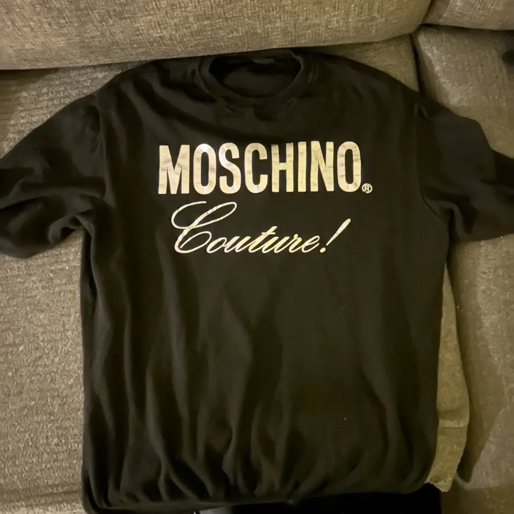Stickad Moschino tröja. Original pris 3000kr. Köpt på Farfetch, digitalt kvitto finns. 9/10. Omsköt och omhändertagen! . Stickat.