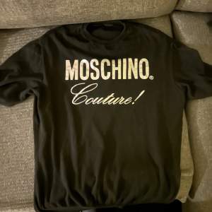Stickad Moschino tröja. Original pris 3000kr. Köpt på Farfetch, digitalt kvitto finns. 9/10. Omsköt och omhändertagen! 