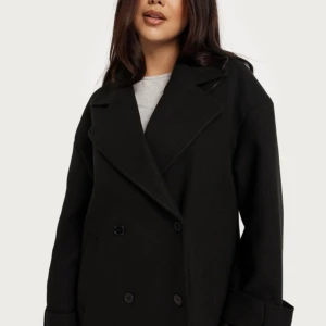 Nelly Kappa  - Snygg och helt ny kappa från Nelly, har aldrig använt kappan eftersom den var för stor för mig. Hade returnerat den men jag råkade dra bort prislappen :)  Kappan är i storlek S !! 