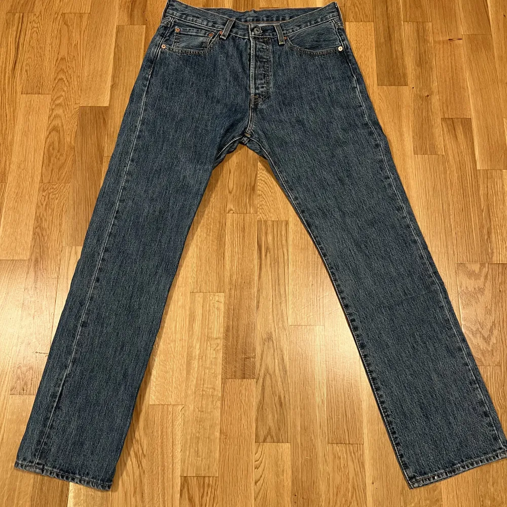 Snygga jeans från Levi’s (501). Helt oanvända förutom provade en gång.  Storlek: 32/32. Jeans & Byxor.