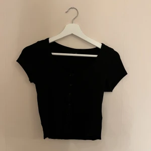Gina tricot topp - Söt svart topp som är i bra skick, köpt för cirka 2 år sen.