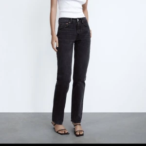 Zara jeans - Sparsamt använda, mellan hög midja strl 38 men relativt små i storleken 