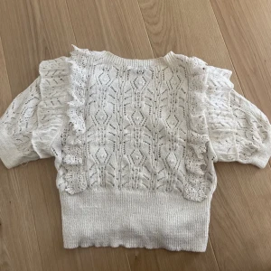 Blus/tröja - Säljer denna super fina tröjan/blusen, aldrig använd💕