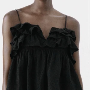 Zara topp  - Topp från zara med v ringning och öppen rygg, använd ca 5 gånger säljer då den ej används längre🧡